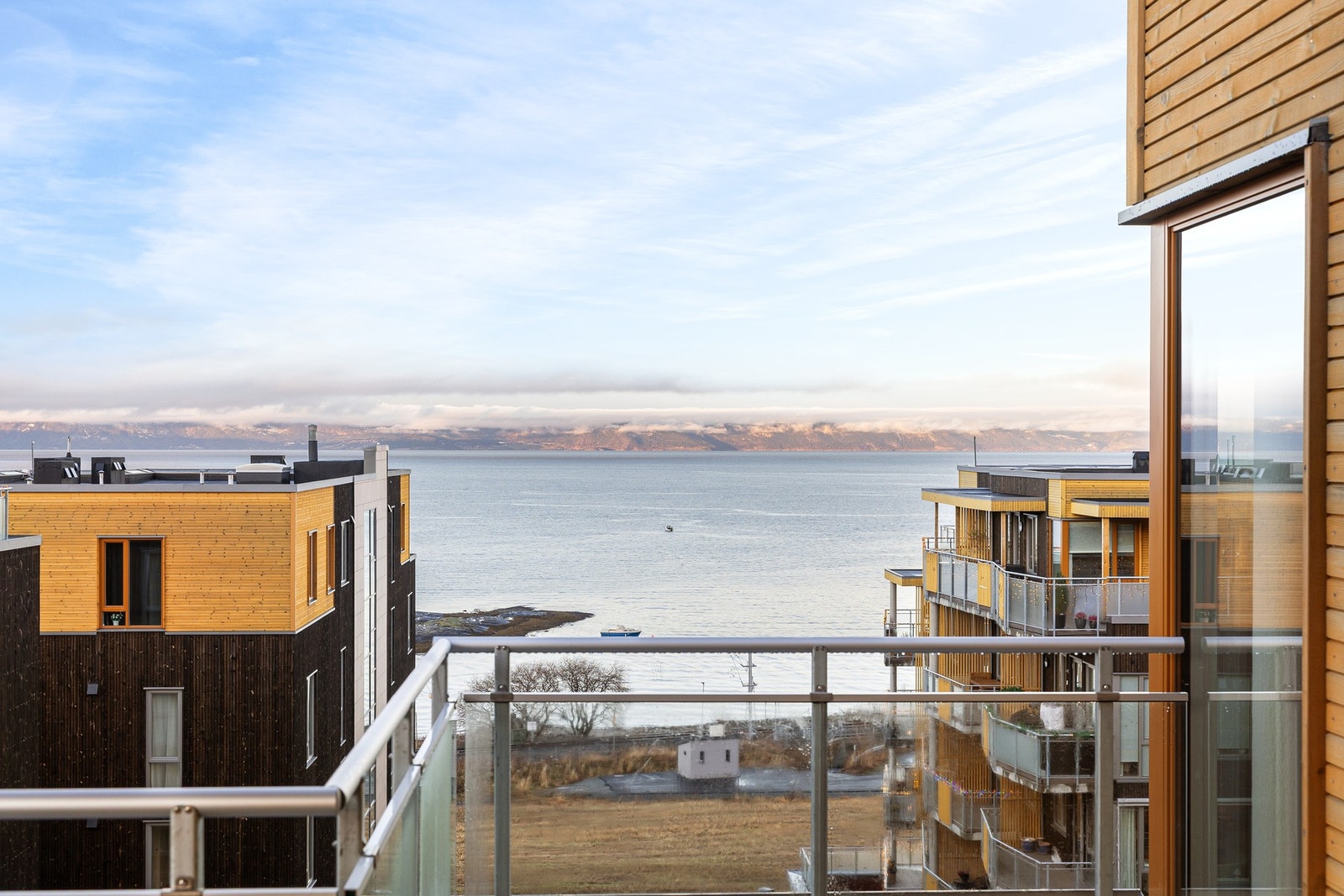 Leiligheten har meget gode sol- og utsiktsforhold i toppetasjen på bygg E på Vuikhammerstrand Galleribilde
