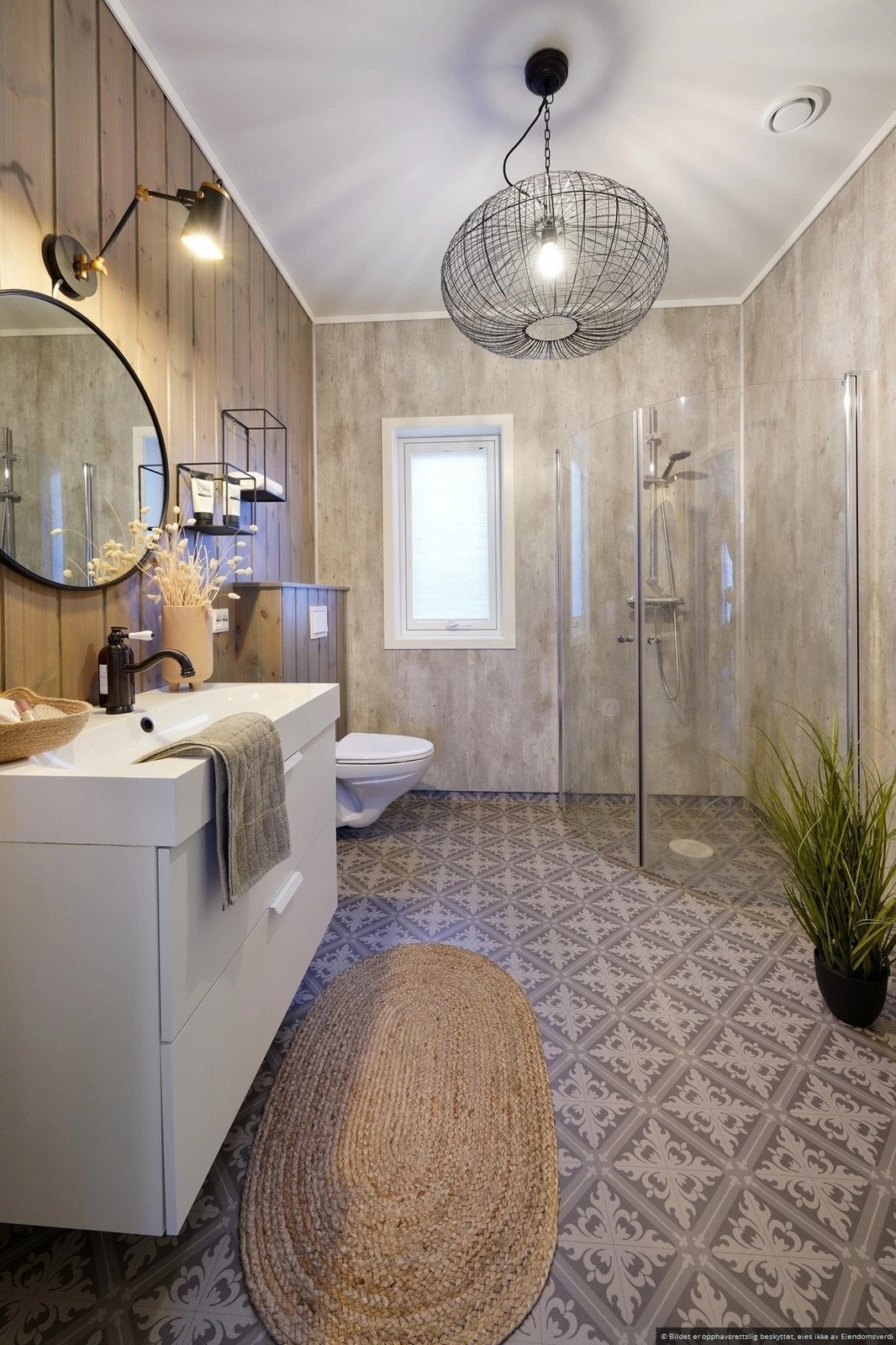 Bad i 1.et. med dusjnisje, vegghengt toaltt og servant Galleribilde