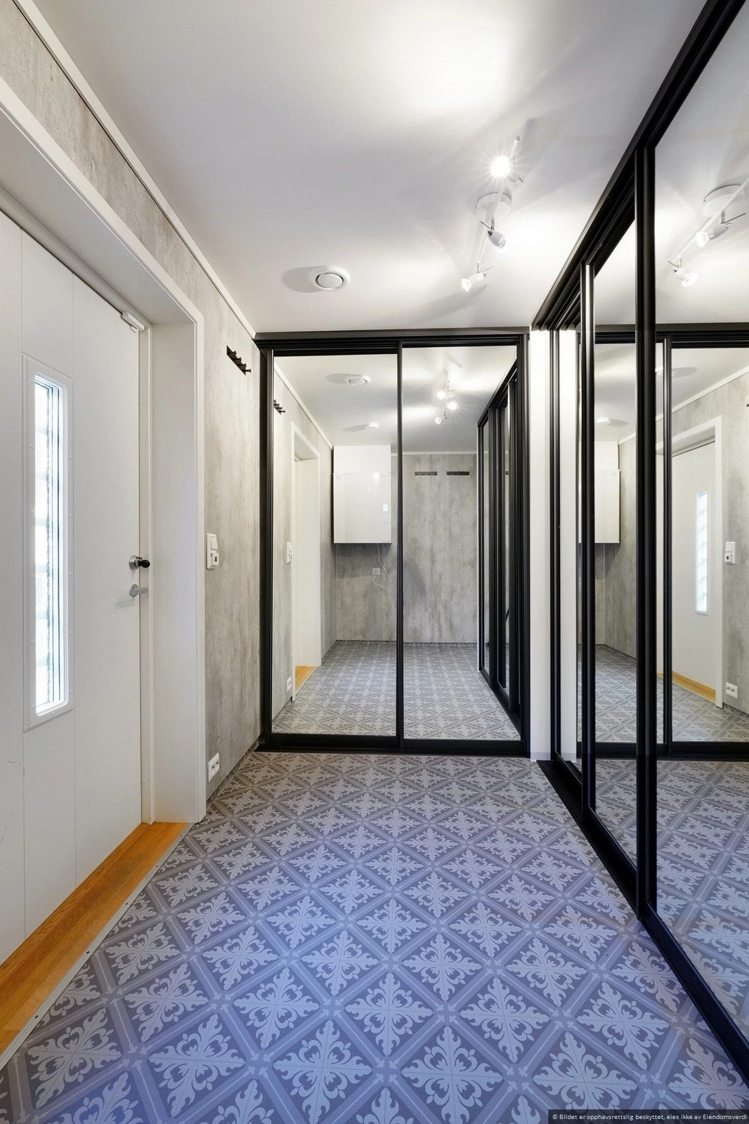 Bi-inngang med oppbevaringsplass Galleribilde