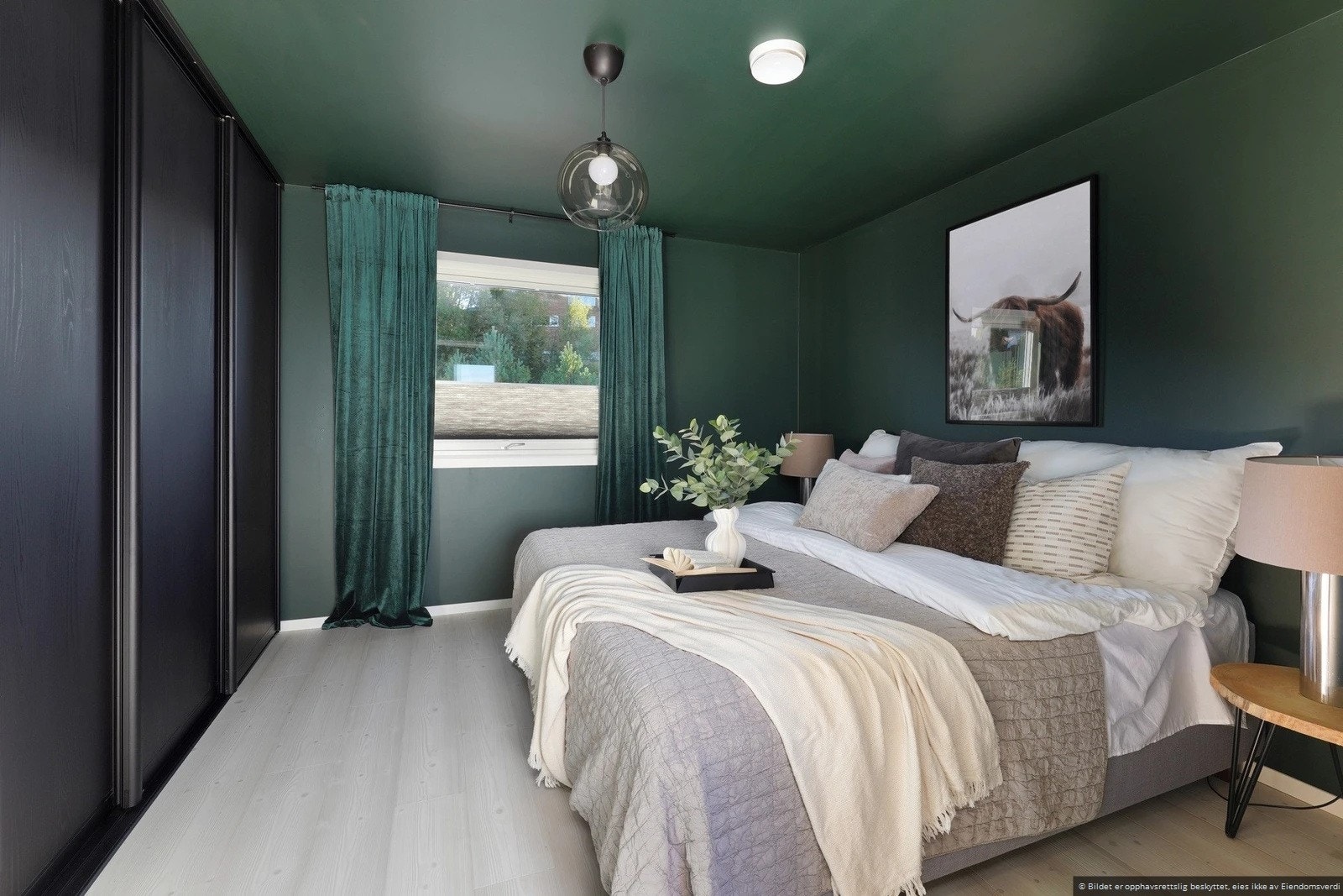 Hovedsoverommet har skyvedørsgarderobe og direkte adgang til eget bad Galleribilde