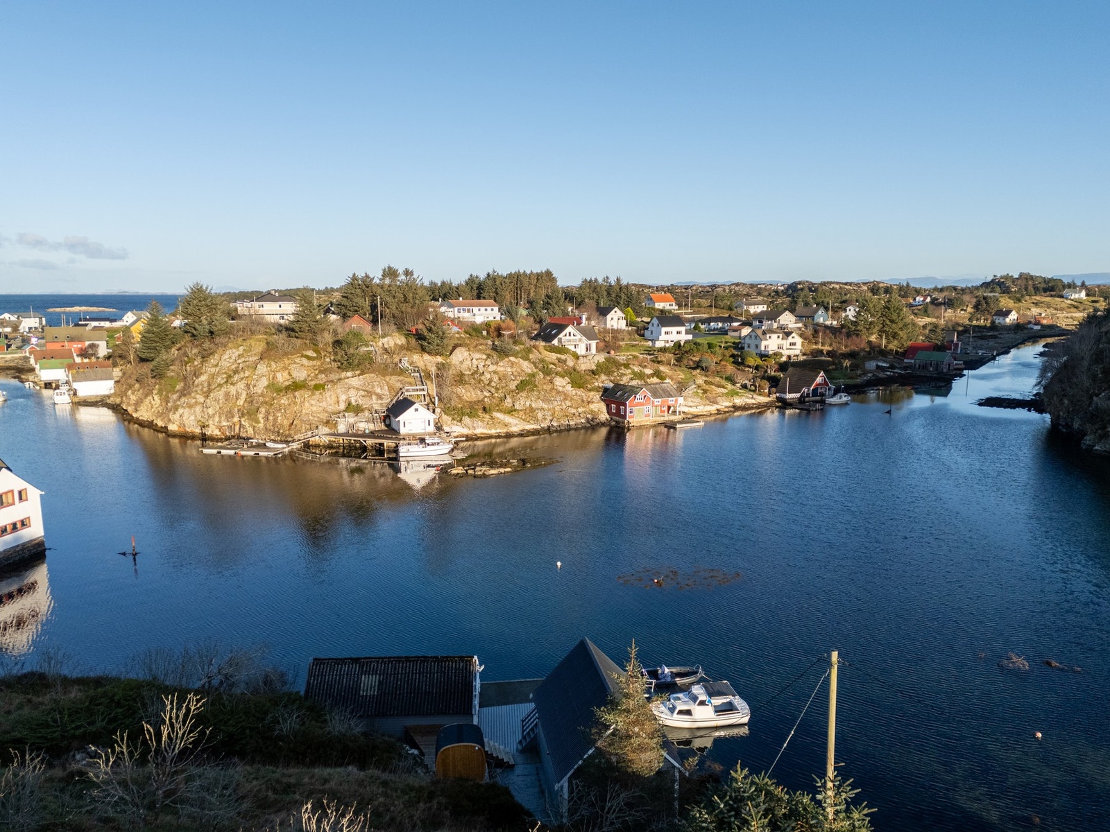 Her er det flotte fiskemuligheter og et sjarmerende lokalsamfunn med maritime og naturskjønne omgivelser og nærhet til alt sjø, hav og natur har å by på. Galleribilde