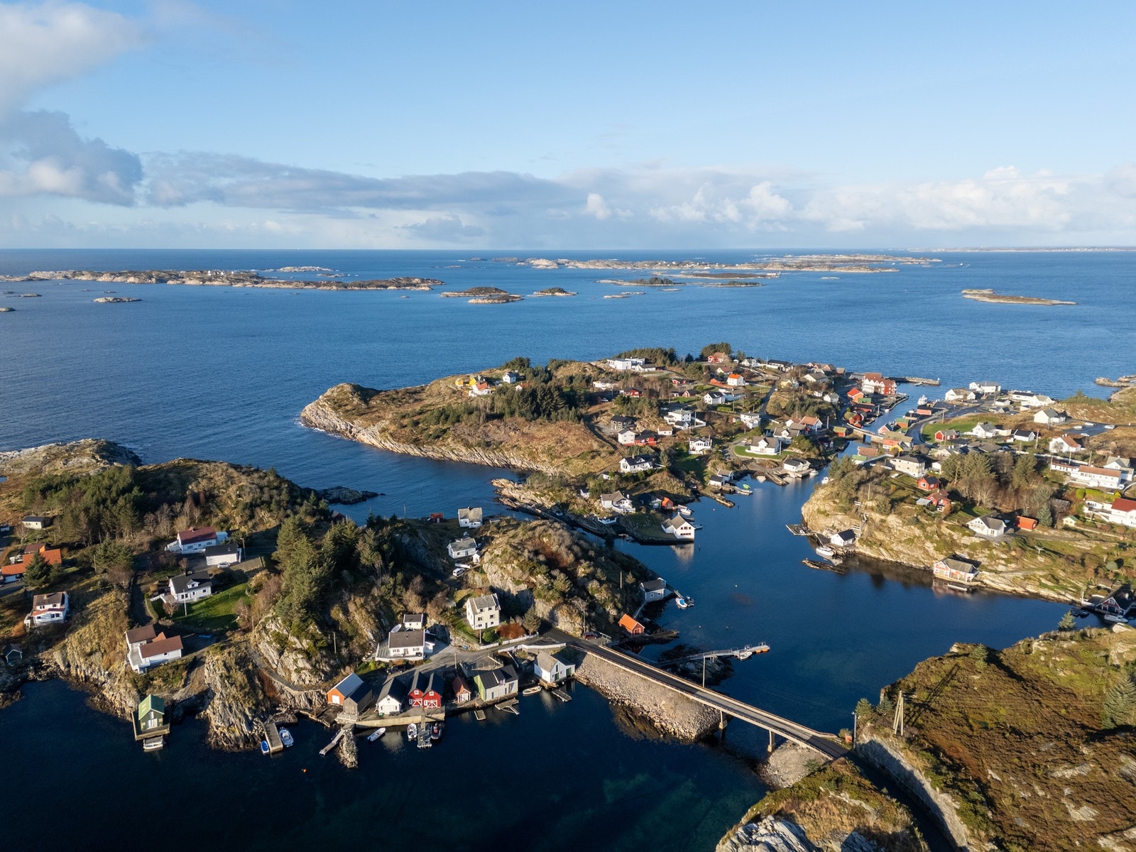 Mekleriet eiendomsmegling ved Christine Terkelsen har gleden av å presentere to tomter på Hellesøy.
Foto: Fotograf Nathalie Reinholdtsen Galleribilde