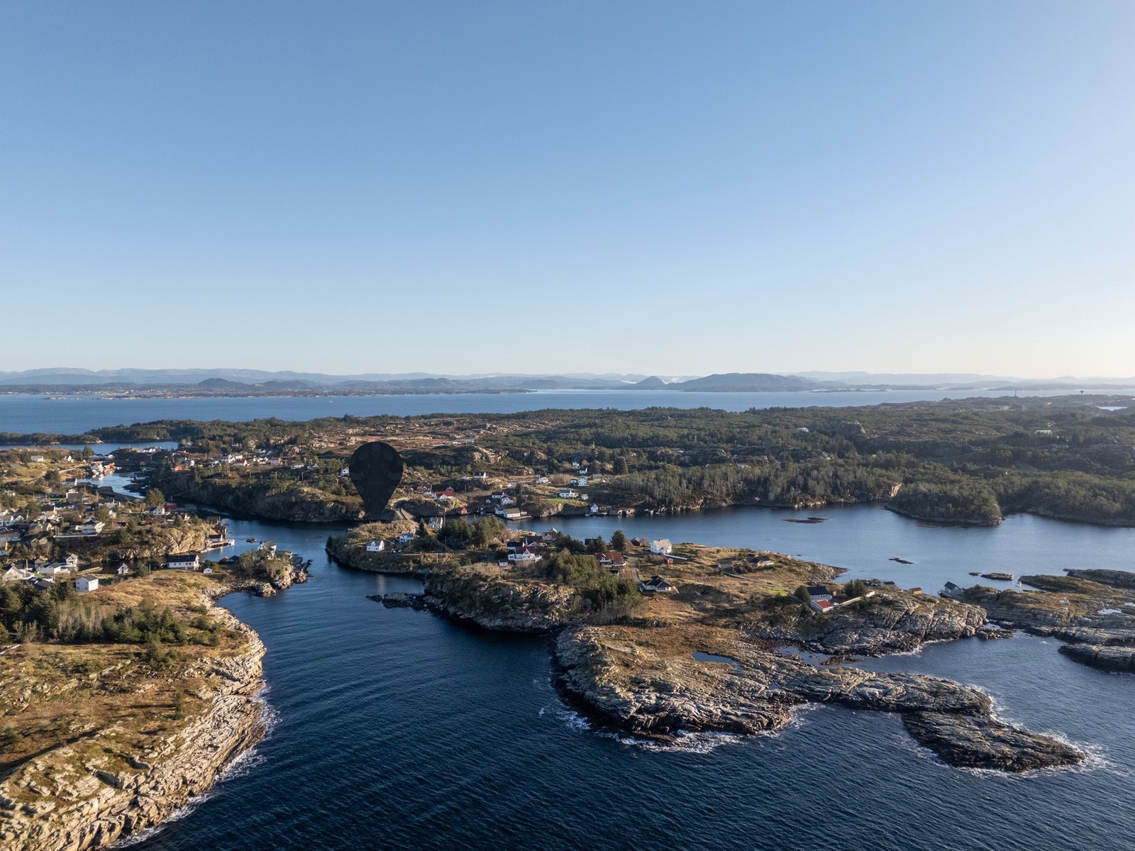 Tomtene har en idyllisk beliggenhet like ved sjøen. Galleribilde