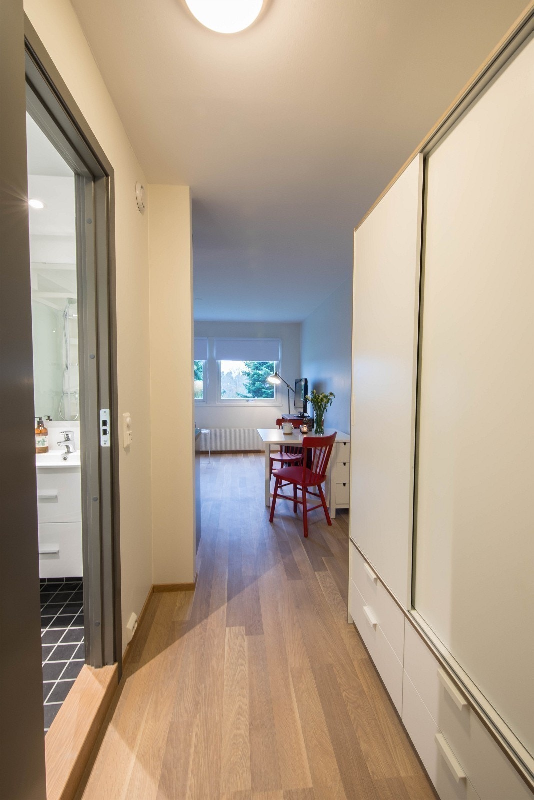 Gang med skyvedørsgarderobe og dør inn til bad Galleribilde