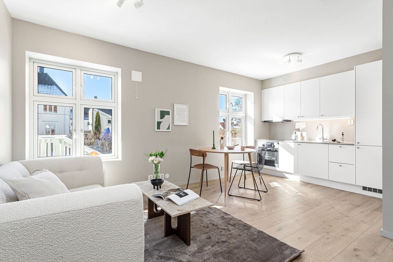 Lys og delikat stue- og kjøkkenløsning Galleribilde