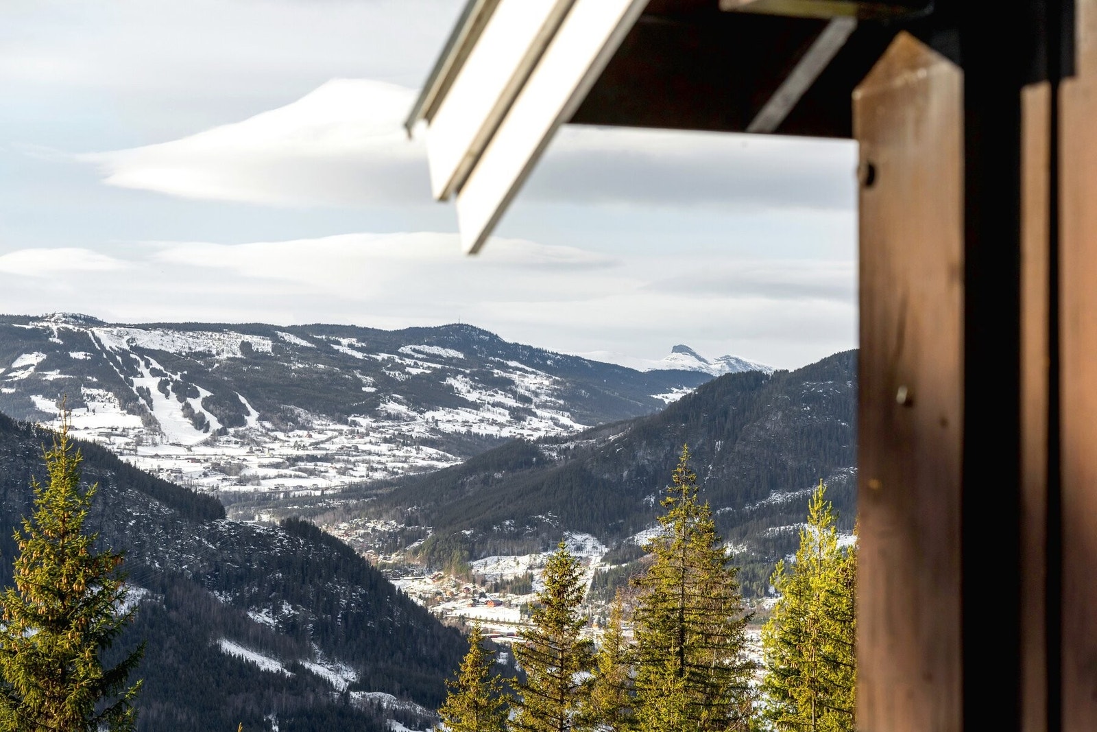 Fra eiendommen er det flott utsikt utover Gol og til Storehødn i Hemsedal! Galleribilde