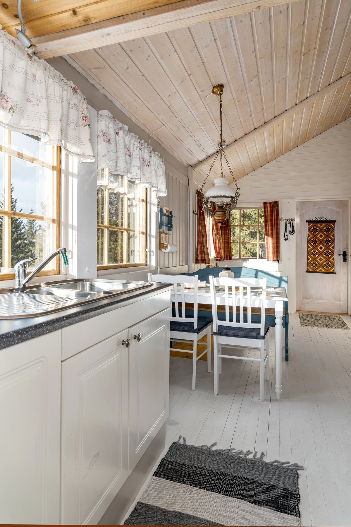 Enkelt hyttekjøkken med utslagsvask. Det er ikke innlagt vann. Galleribilde