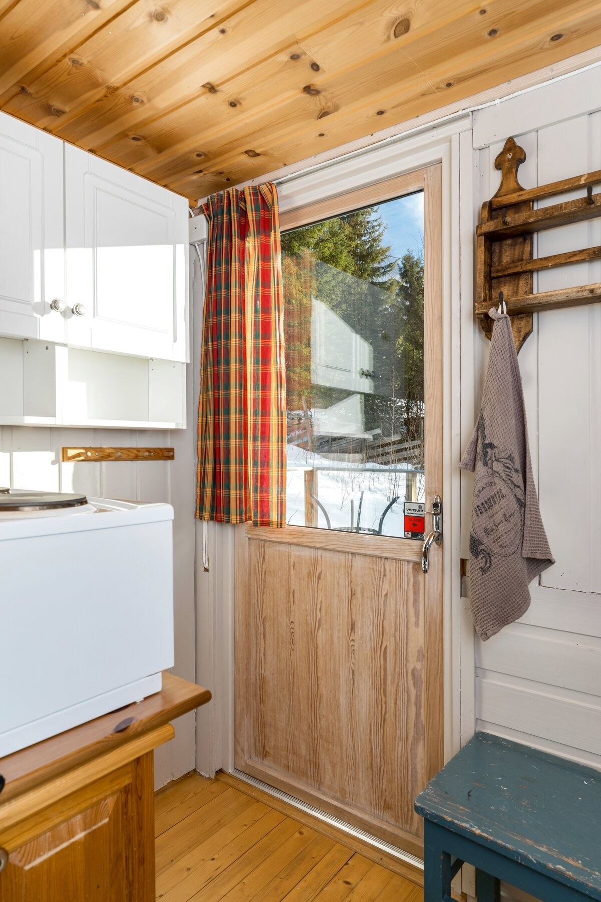 Fra kjøkkenet er det utgang til veranda. Galleribilde