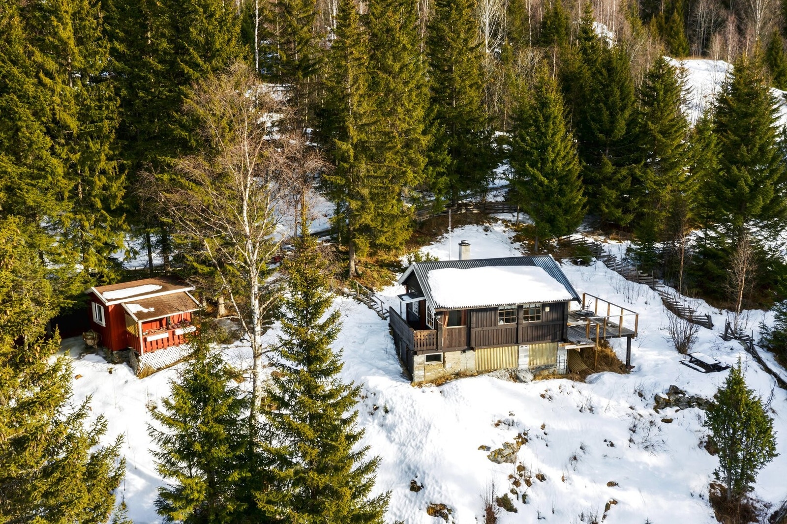 Det er helårsvei frem med plass til parkering på veien ovenfor hytta. Galleribilde