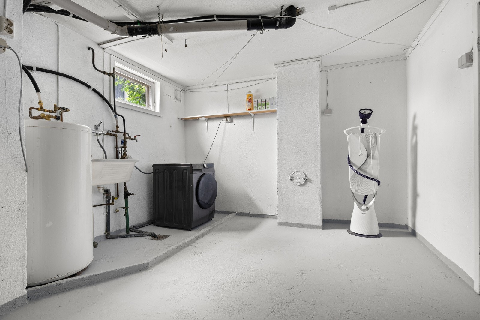 Romslig vaskerom. Galleribilde