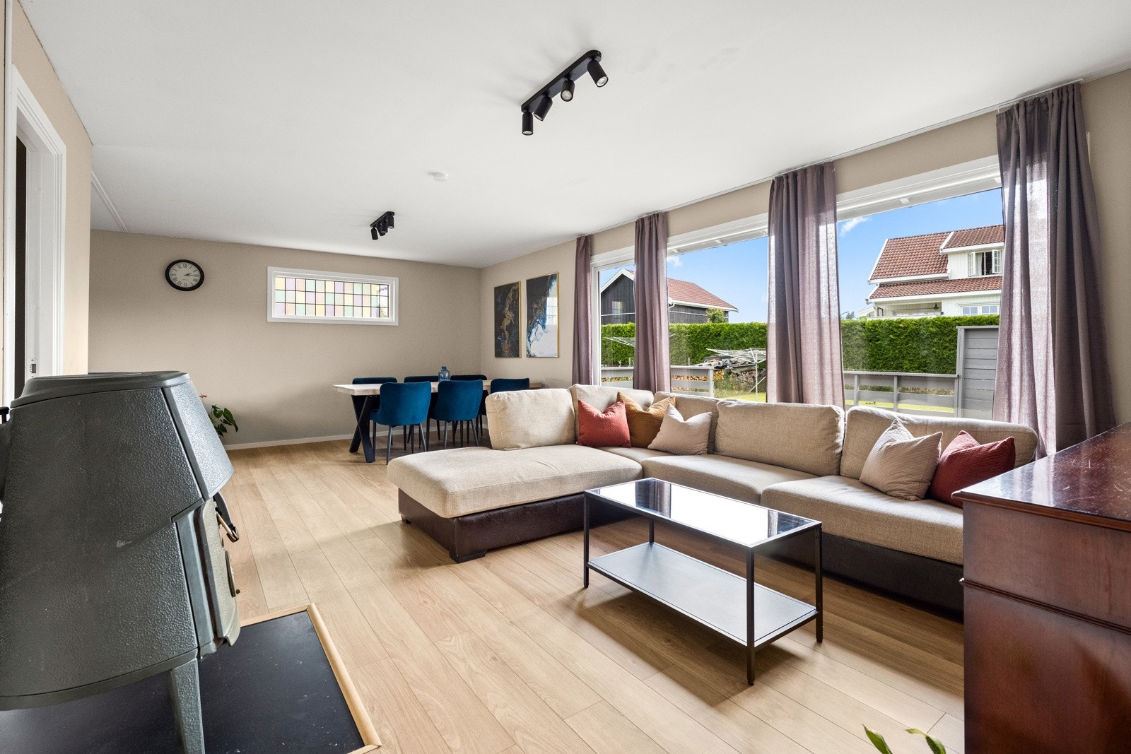 Store vindusflater gir godt med naturlig lys i stuen. Galleribilde