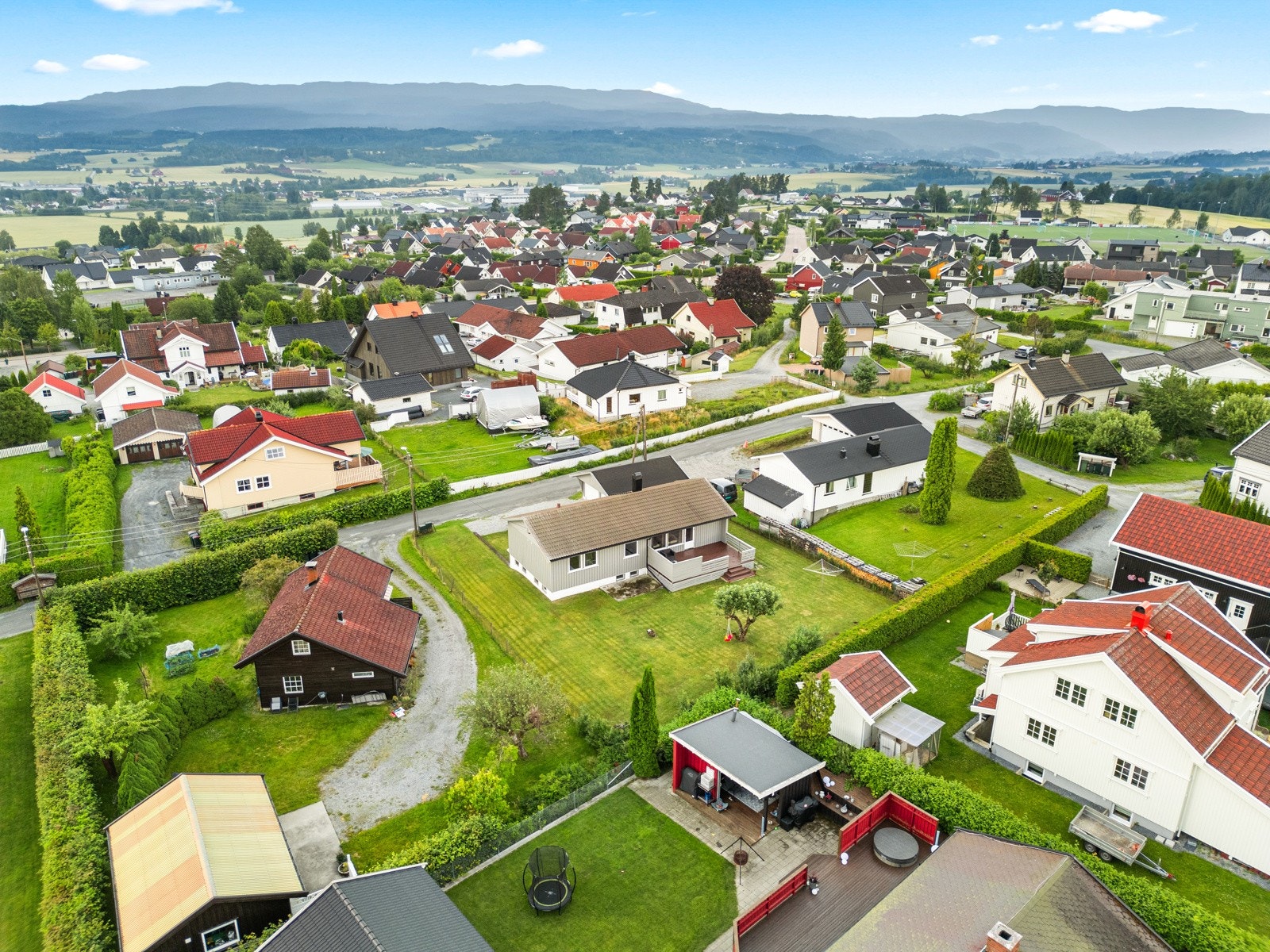 Tomt på ca. 1 mål - god plass til både uteaktiviteter og hage. Galleribilde