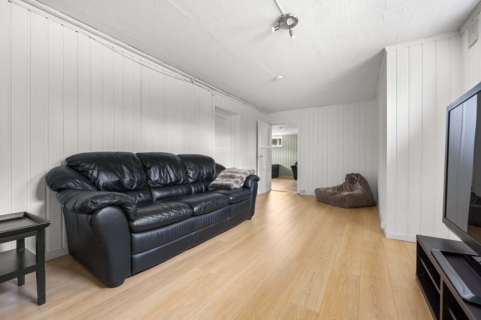 Trappen ned leder til en lys og romslig kjeller. Galleribilde