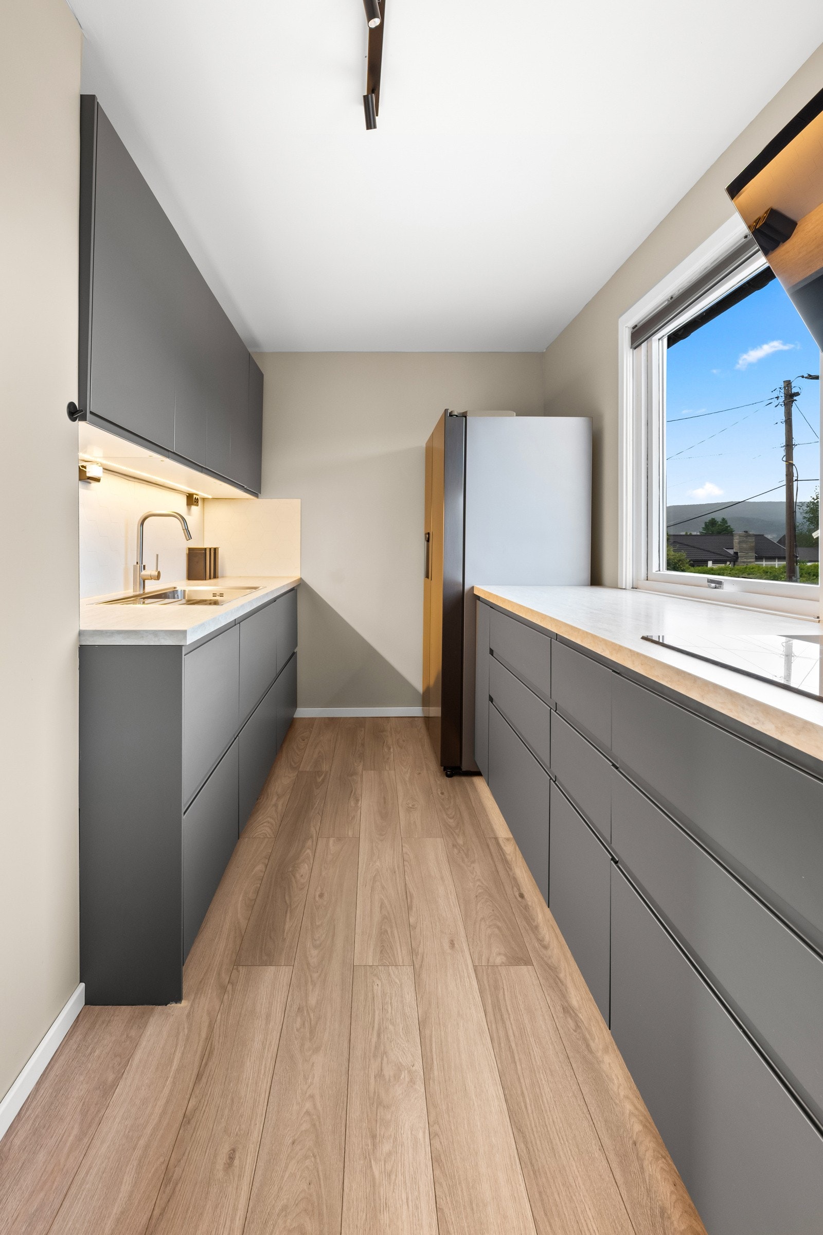 Frittstående kjøleskap med vanndispenser og isbitmaskin - kan medfølge etter avtale. Galleribilde