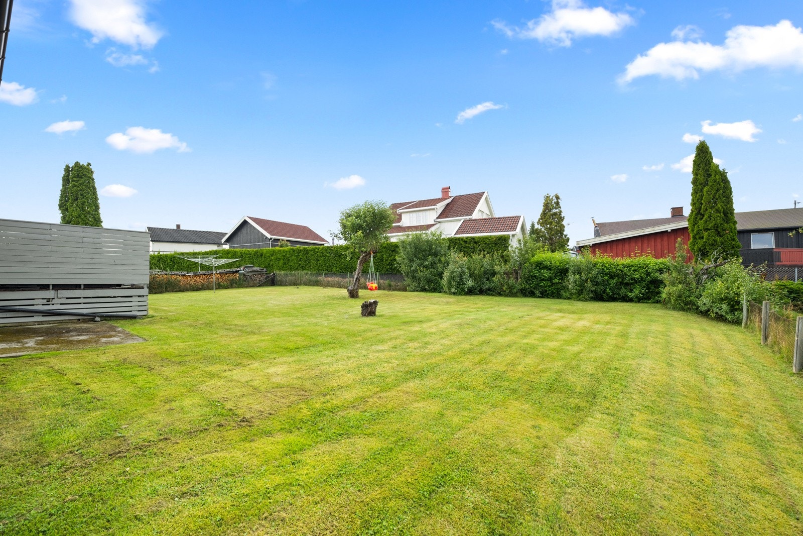 Tomten har en gjerde rundt hele hagen. Galleribilde