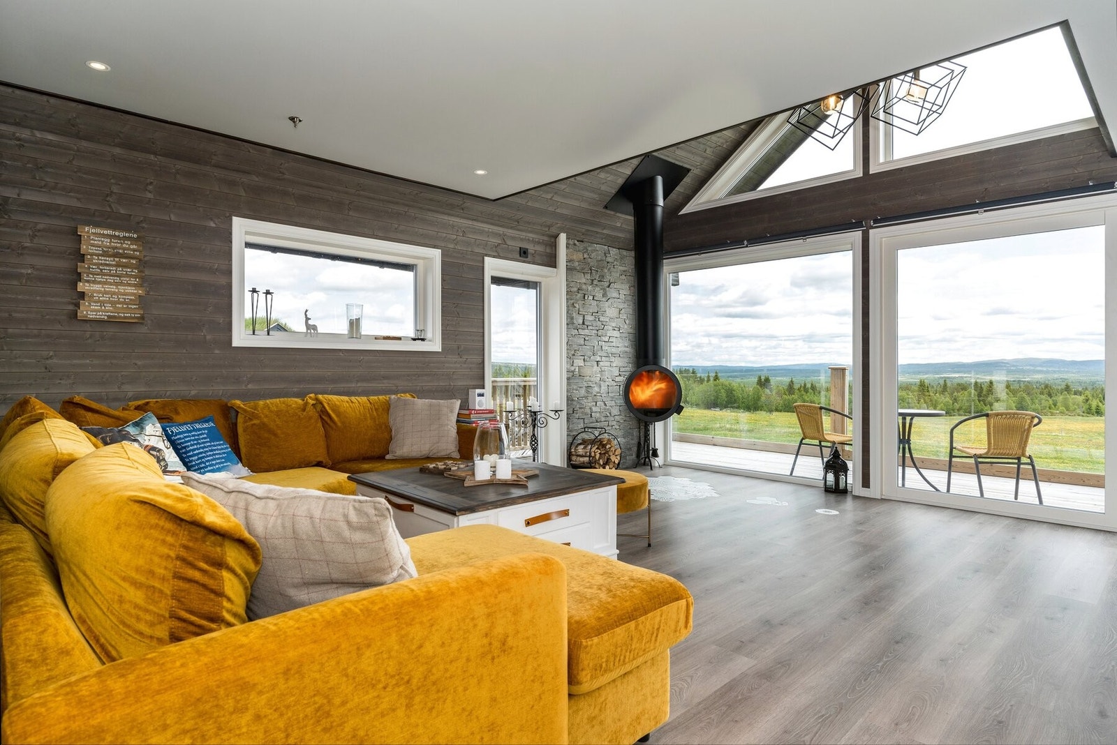 De store vindusflatene slipper inn godt med lys og en nydelig utsikt! Galleribilde