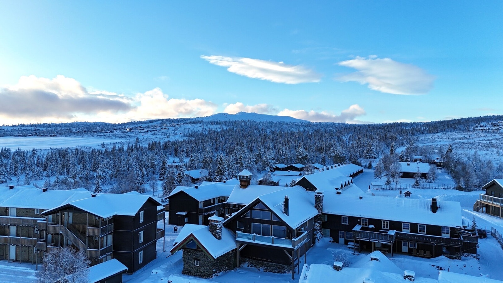 Fritidsleiligheten er beliggende på tidligere Ørterstølen Fjellstue. Leiligheten ble ombygd i 2016 og ytterligere oppgradert i 2022/2023. Galleribilde