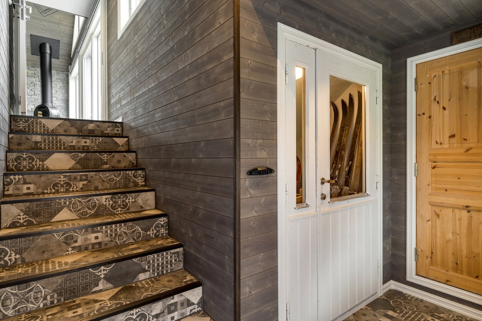 Trappegang med inngang til leiligheten, bod og grillstue. Galleribilde