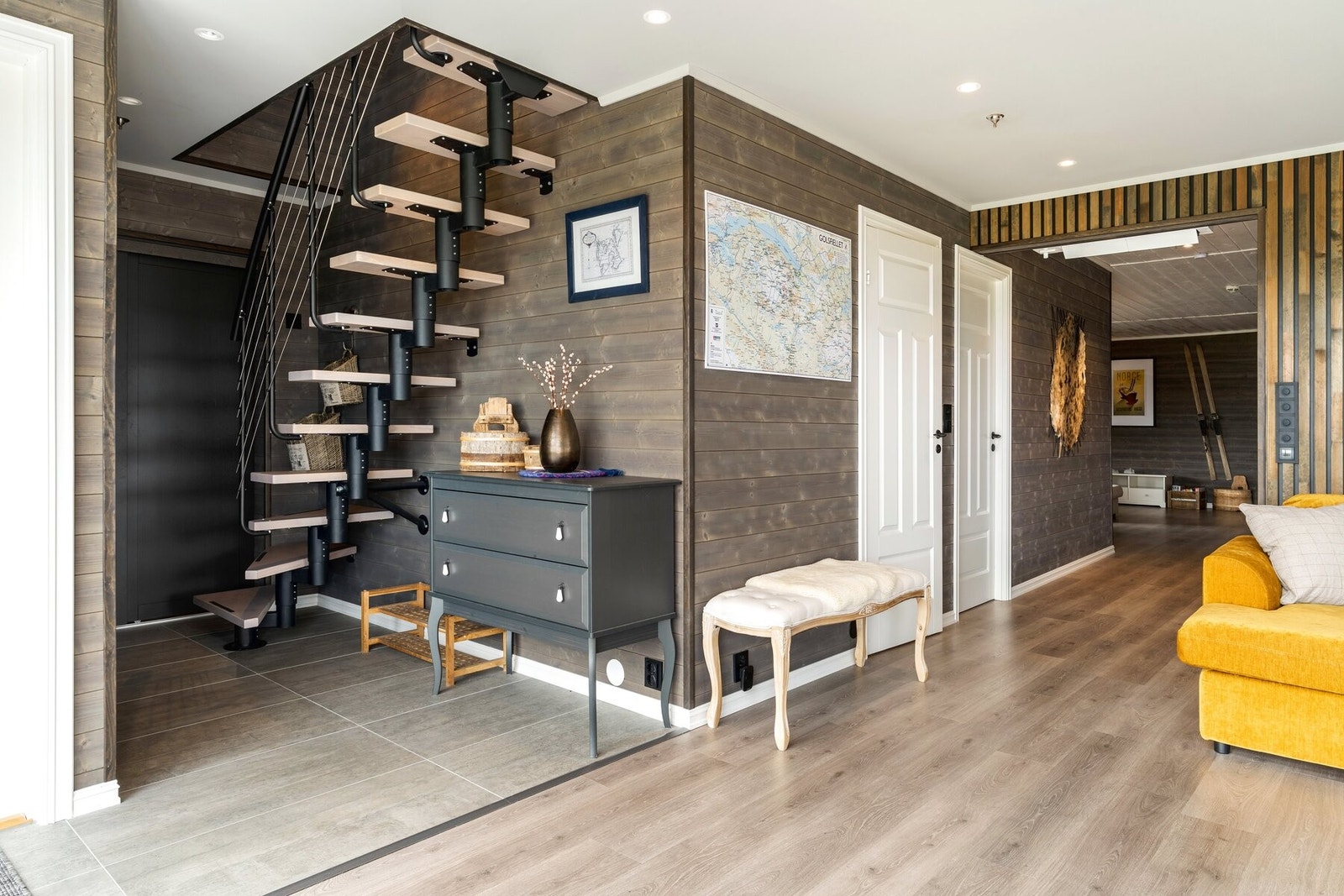 Bak trappen er det en romslig og praktisk skyvedørsgarderobe. Galleribilde