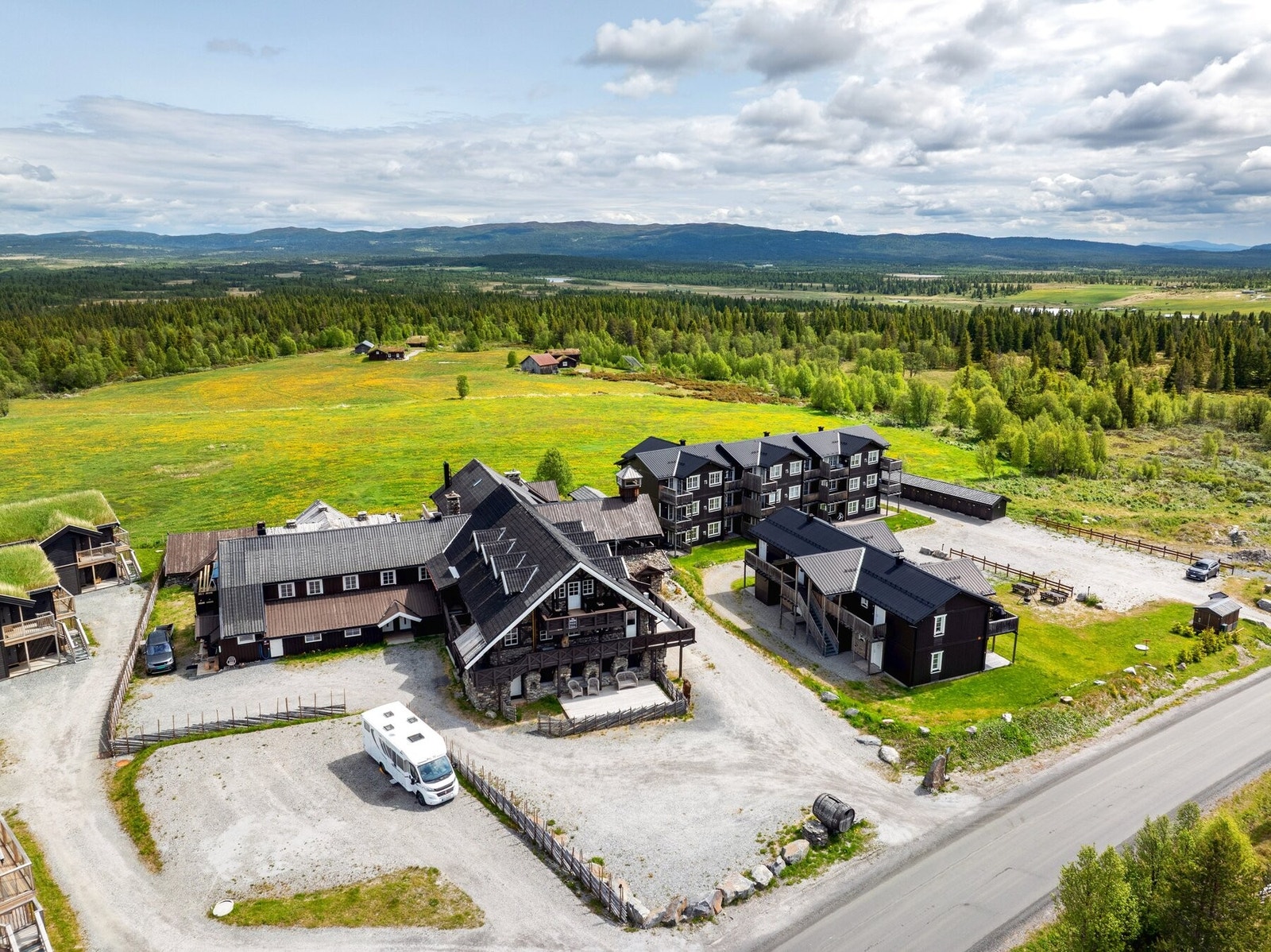 Golsfjellet er en fantastisk helårsdestinasjon med 2 alpinbakker, 20- mil med preparerte langrennsløyper og et utstrakt nett av stier og grusveier som er svært godt egnet for fotturer og sykling! Galleribilde