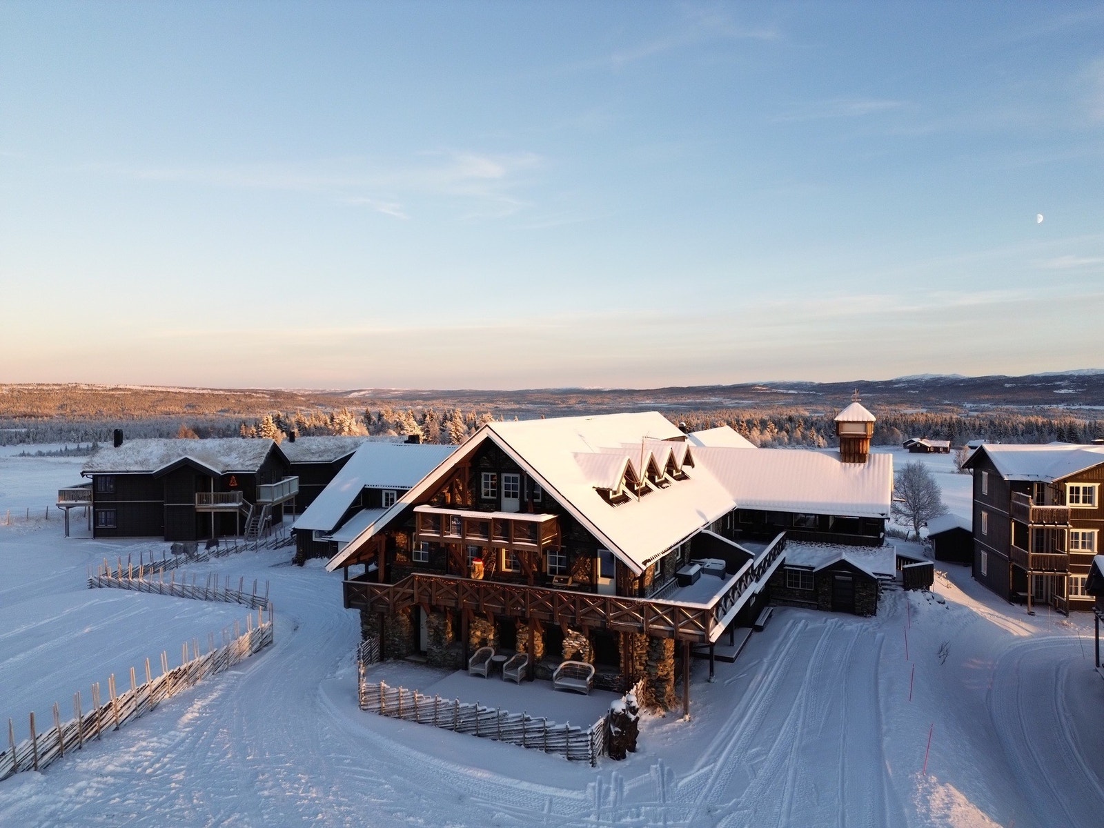 Fritidsleiligheten er beliggende på tidligere Ørterstølen Fjellstue. Leiligheten ble ombygd i 2016 og ytterligere oppgradert i 2022/2023. Galleribilde