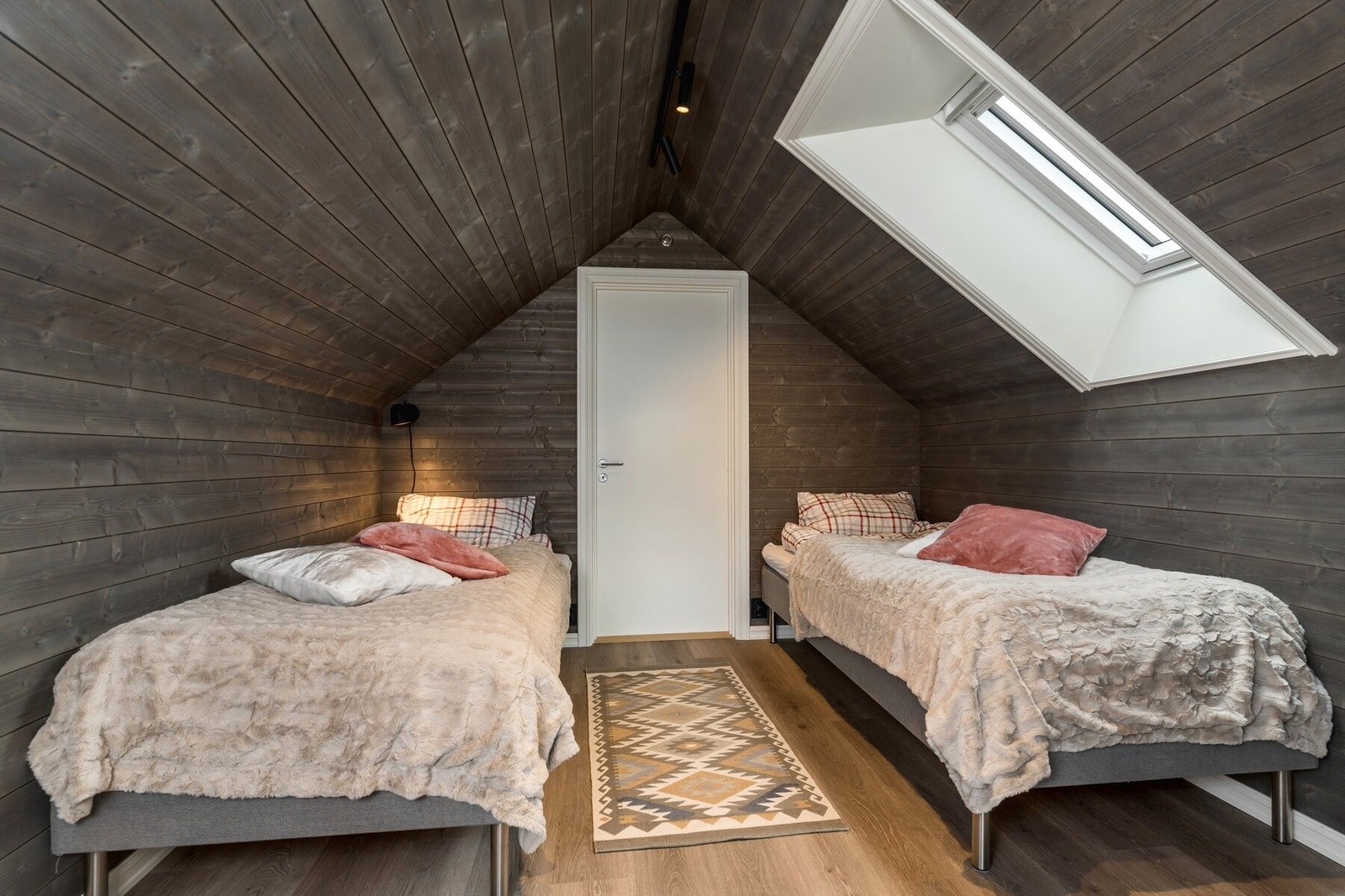 Soverom nr. 4 på hemsen. Slik leiligheten er innredet i dag er det totalt 11 sengeplasser! Inn døren er det en bod/teknisk rom. Galleribilde