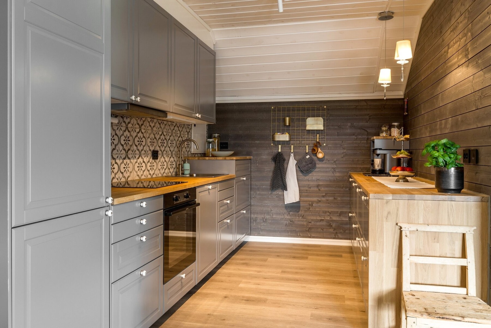 Kjøkken i en tidsriktig farge med god benkeplass og oppbevaringsplass. Det et integrert koketopp, komfyr, oppvaskmaskin og kjøl/fryseskap. Galleribilde