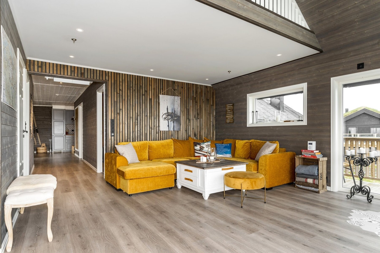 Velkommen inn! Leiligheten har store oppholdsrom med 2 stuer og 4 soverom.
Foto: 360Foto Frank Tolpinrud. Galleribilde