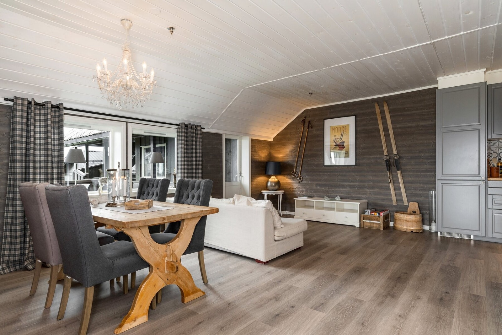 Stue/spisestue i tilknytning til kjøkkenet med god plass til møblering. Galleribilde