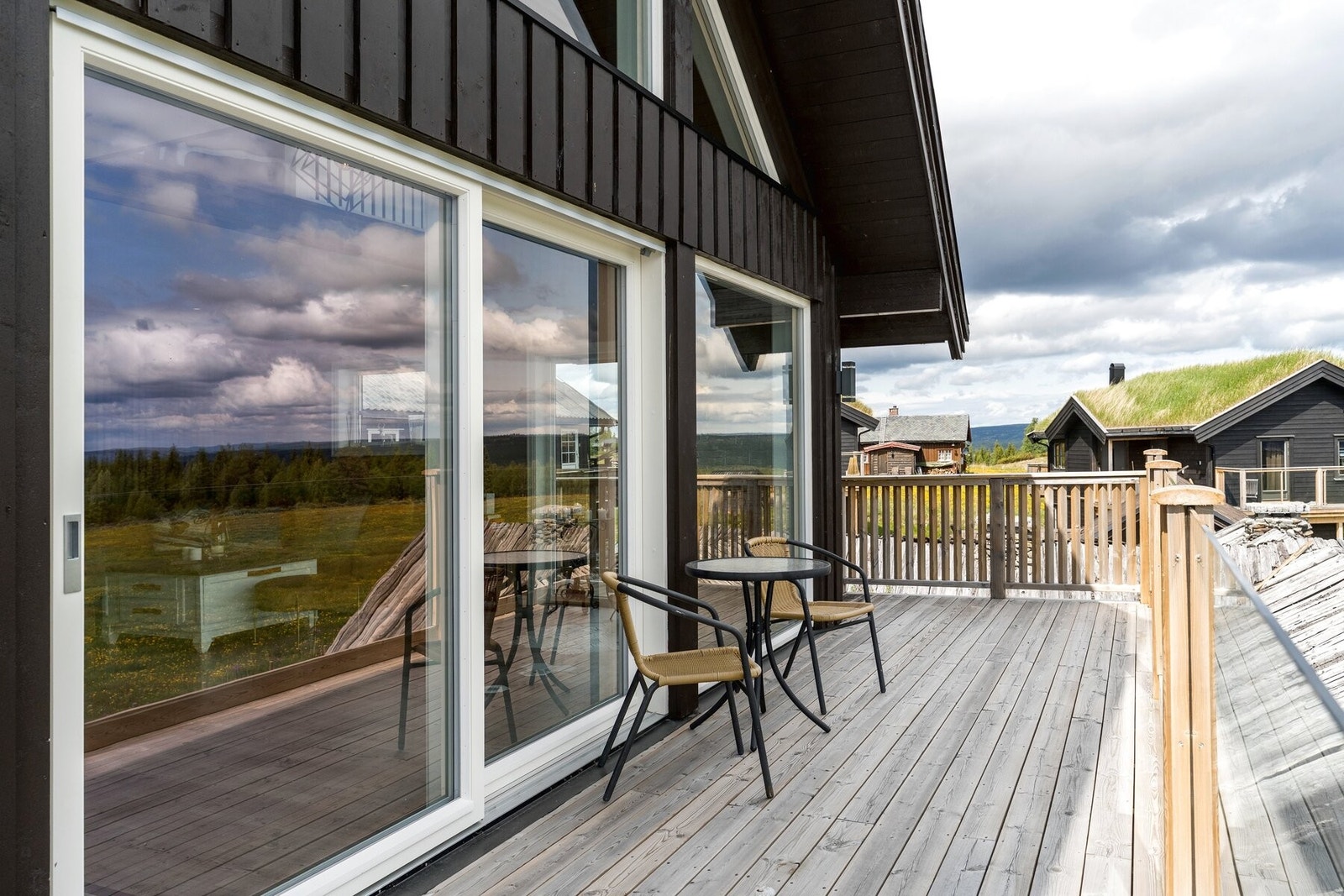 Fra stuen er det utgang til en østvendt veranda på ca. 18 kvm. Galleribilde