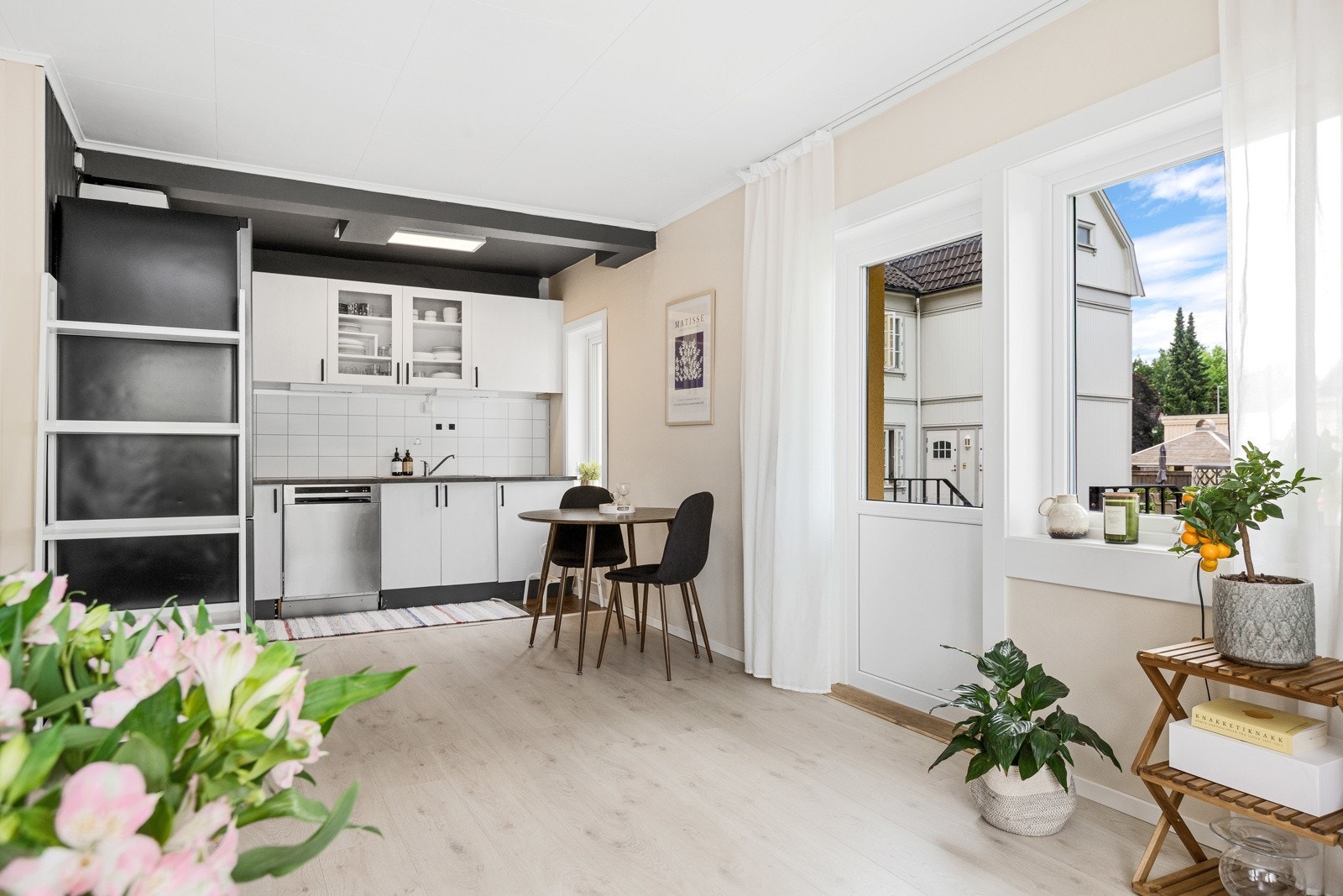 Stue har utgang til uteplass Galleribilde