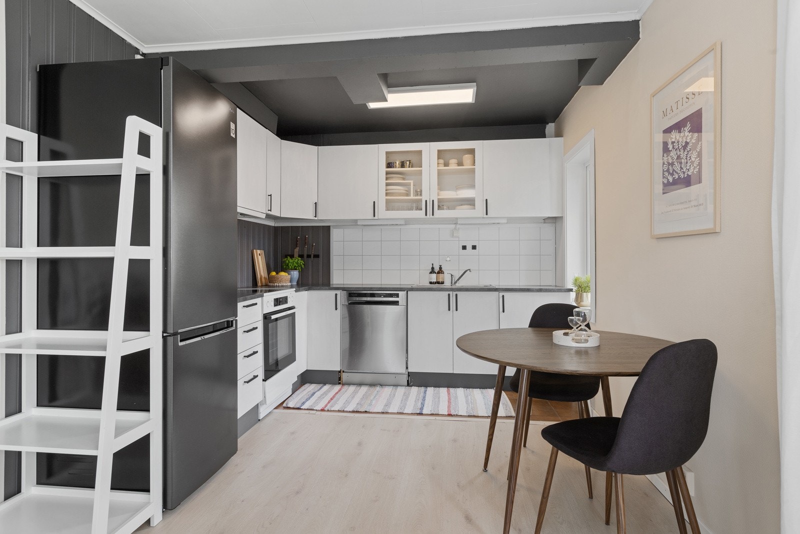 Kjøkken med hygglig spiseplass Galleribilde