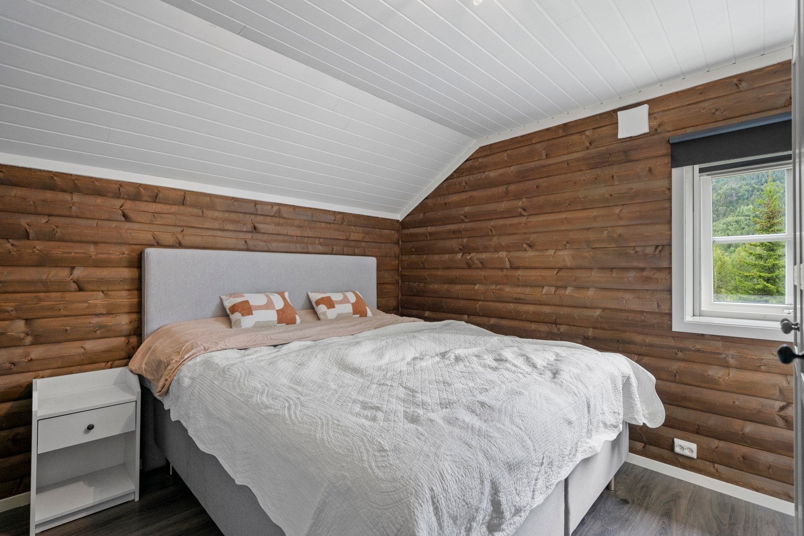 Soverom 3 med lun tømmerkledning. Galleribilde