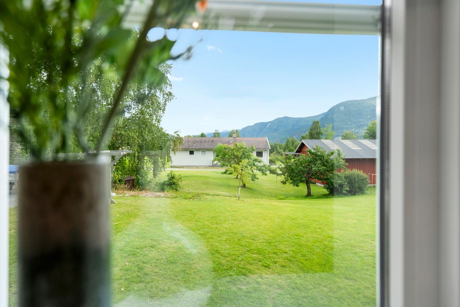 Idyllisk og landlig utsikt fra kjøkkenvinduet. Galleribilde