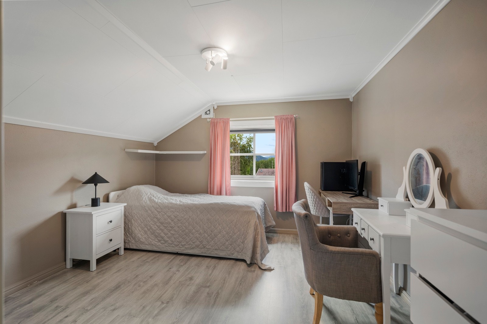 Soverom 1 med god plass til dobbeltseng, garderobeskap og andre nødvendige møbler. Galleribilde