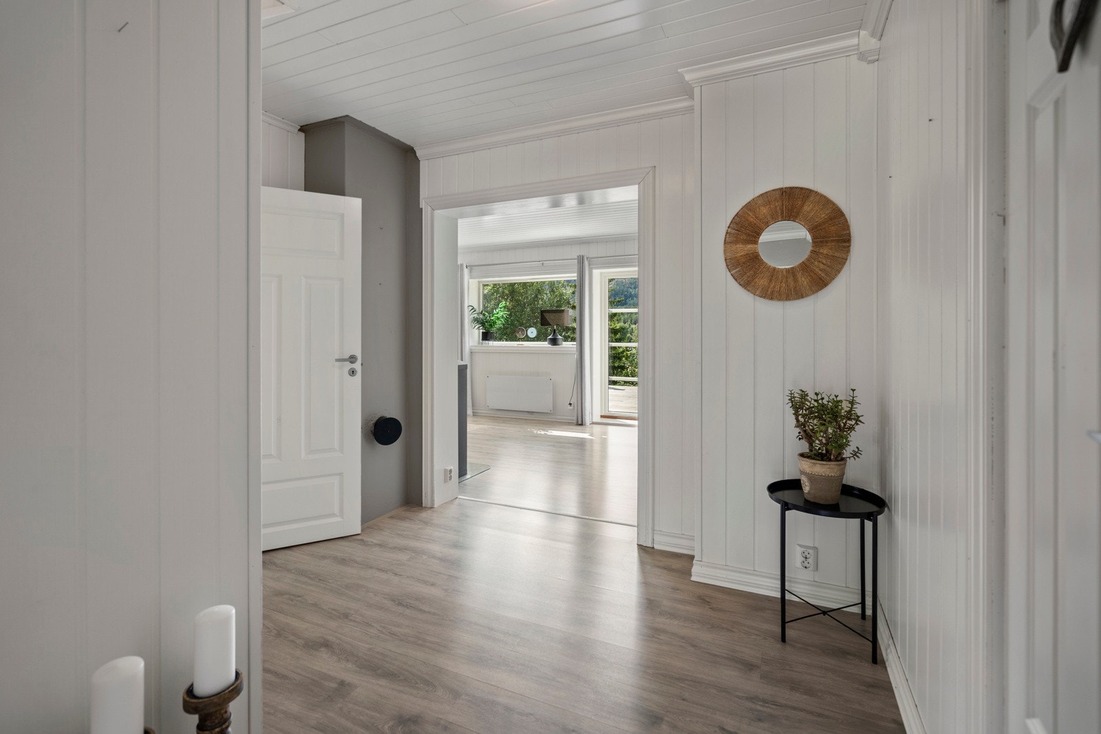 Videre inn i boligen er det lys og fin mellomgang/trappegang. Galleribilde