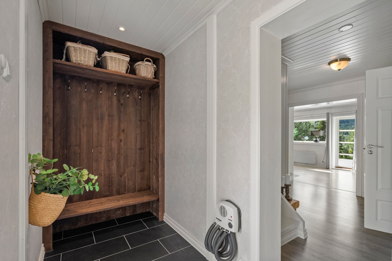 Flislagt entre med plass til å henge fra seg yttertøy Galleribilde