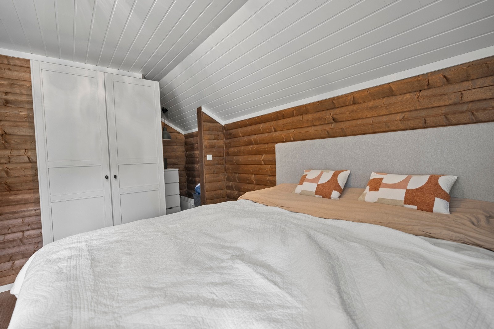 Soverom 3 har en praktisk garderobe avdeling ved kneveggen. Galleribilde