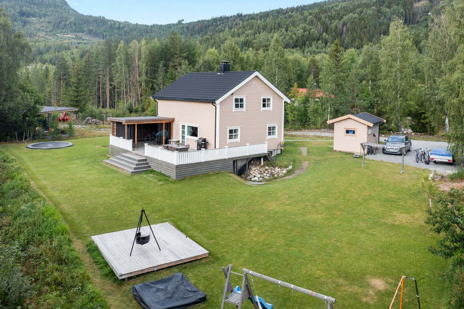 Velholdt enebolig på pent opparbeidet og barnevennelig tomt. Galleribilde