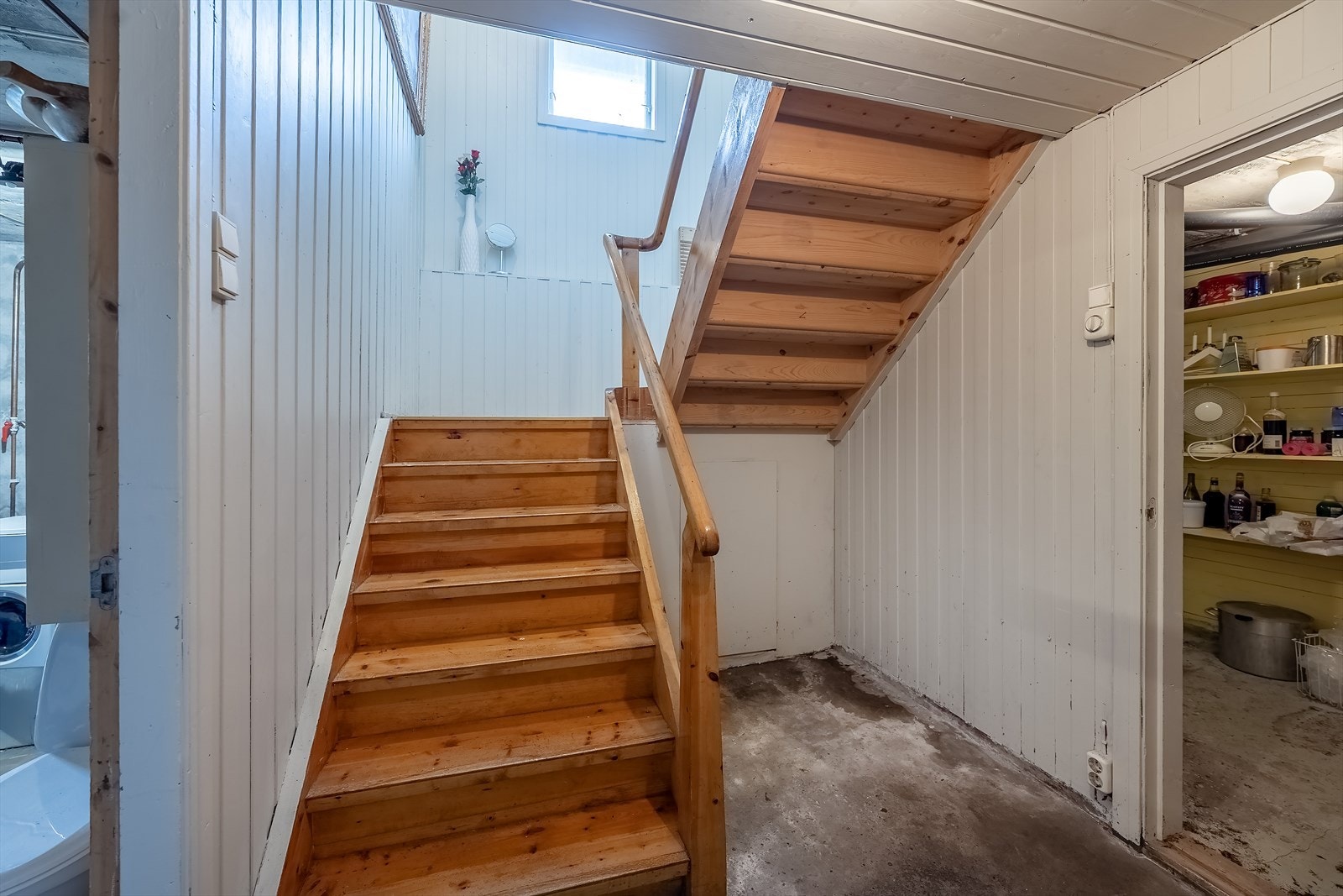 Nedgang til kjeller har u-trapp med repos - Etasjen består for øvrig av vaskekjeller og fire boder, hvorav en har egen inngang Galleribilde