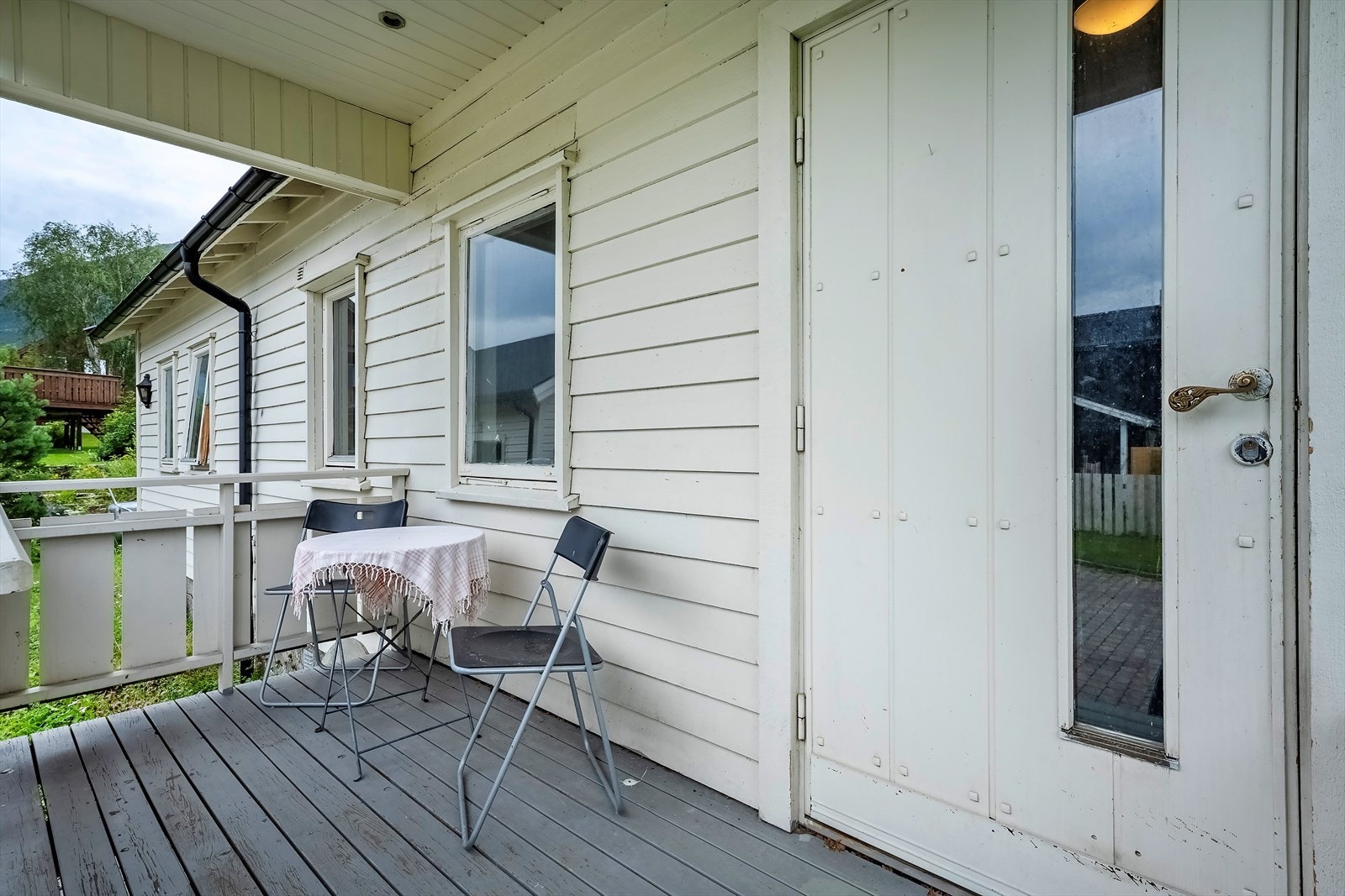 Boligen har takoverbygd inngangsparti med terrasse Galleribilde