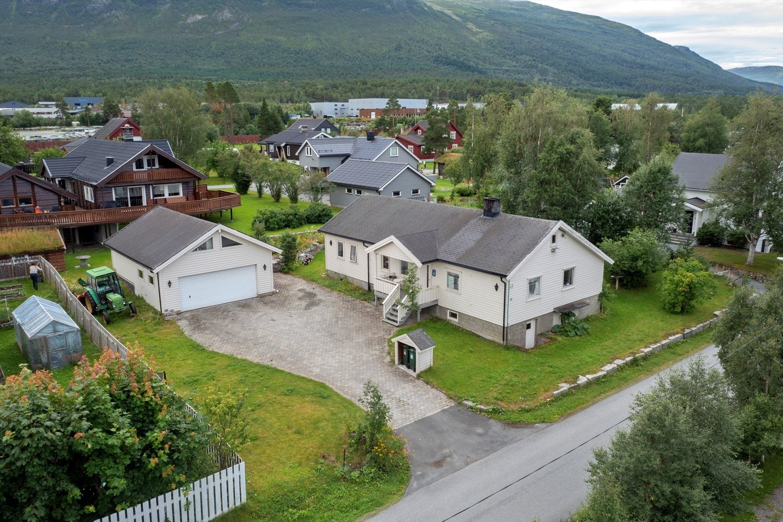 Eiendommen er bebygget med enebolig fra 1956 som senere er oppgradert og tilbygget (ca. 1995) samt dobbel garasje med loft fra 2002 Galleribilde