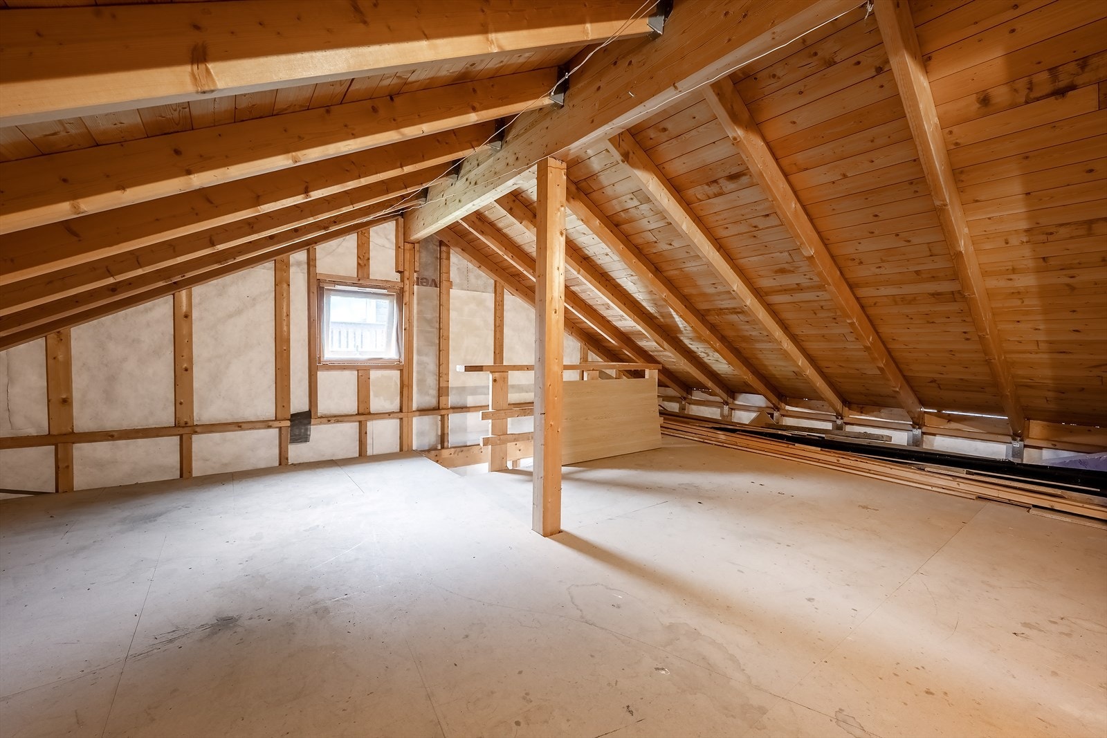 Garasjen har loft med adkomst via innvendig trapp - Loftet har 19 m² bruksareal og gulvareal på 61 m² Galleribilde