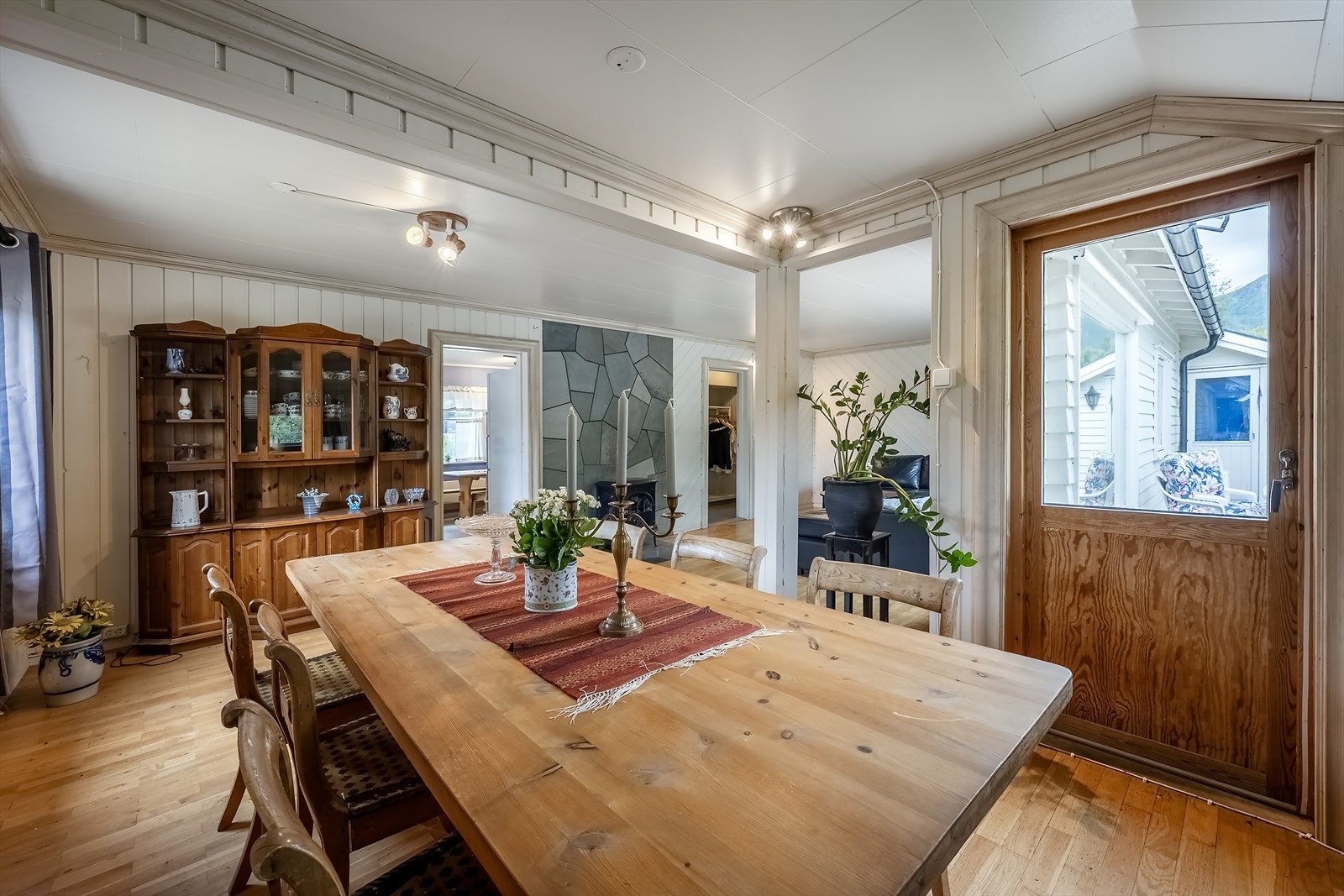 Utgang til terrasse fra stue - Åpning mot kjøkken har skyvedør Galleribilde