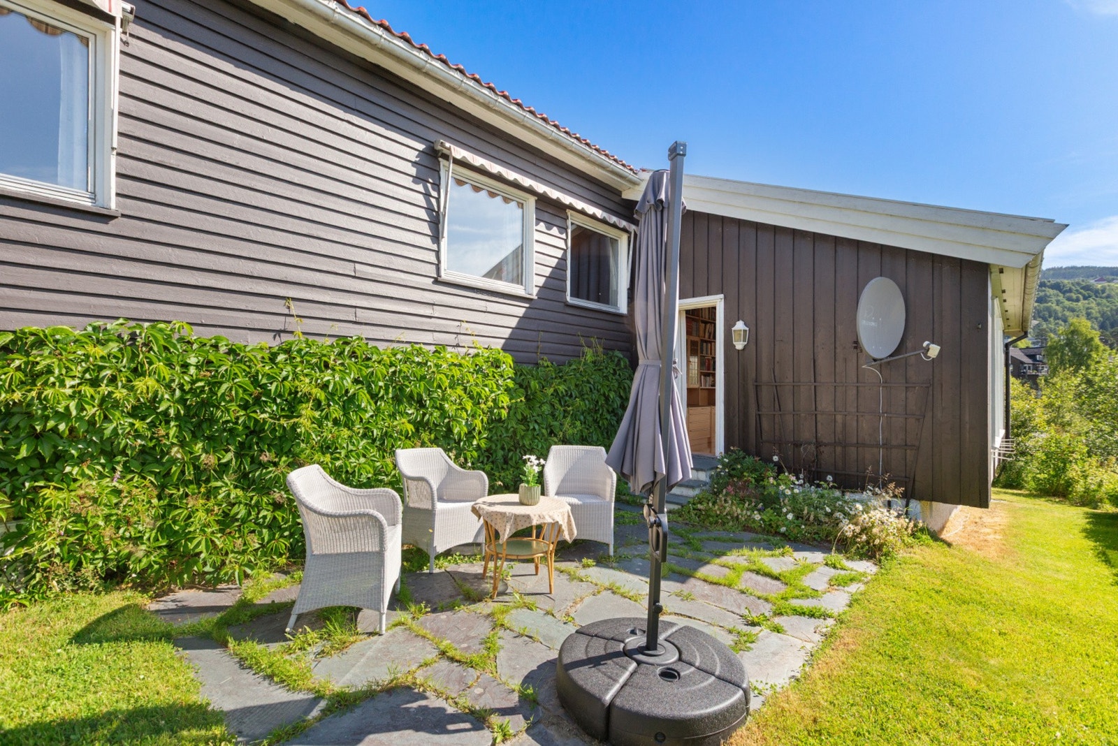 Eiendommen ligger solrikt til, og solen kan nytes fra flere fine uteplasser! Galleribilde