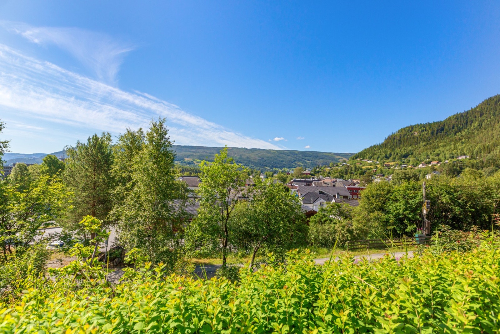 Utsikt fra uteplassen utover Fagernes sentrum og mot Kviteberg. Galleribilde