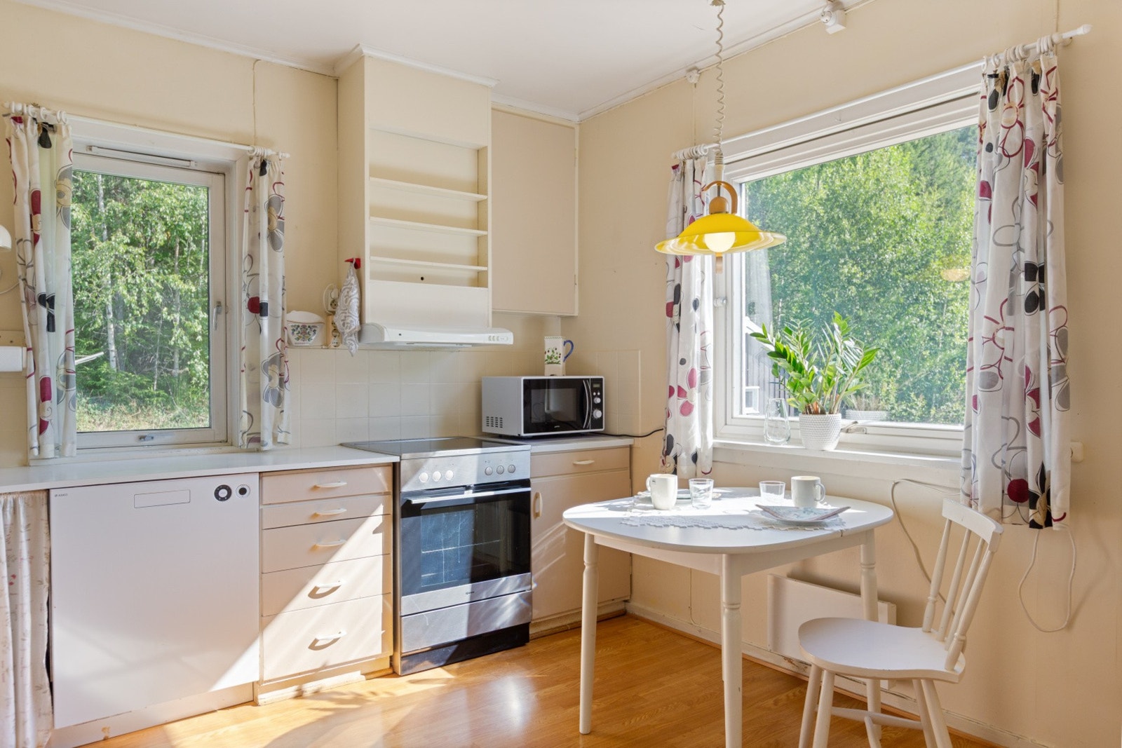 Kjøkkenet har godt med benkeplass til den som er glad i matlaging. Her er det også plass til et kjøkkenbord, hyggelig plassert ved vinduet. Galleribilde