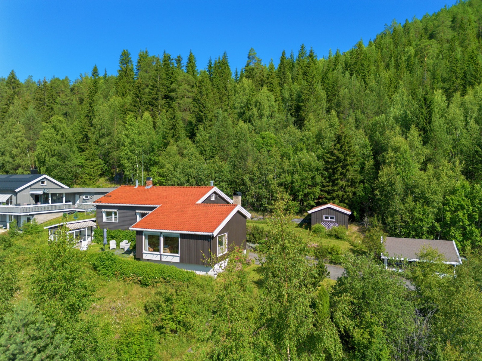 Tveitavegen 5 er en svært hyggelig boligeiendom bestående av enebolig, uthus og garasje, beliggende i etablert strøk nær sentrum. Galleribilde