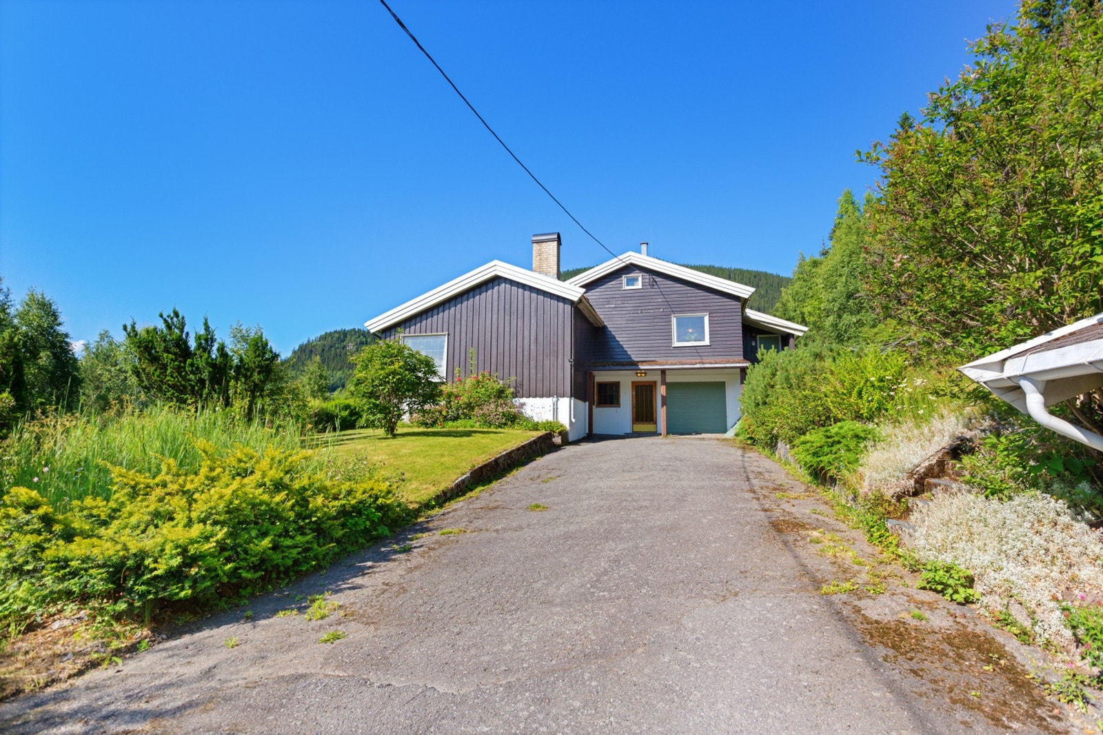 Asfaltert gårdsplass fra garasje og frem til inngangspartiet. Galleribilde