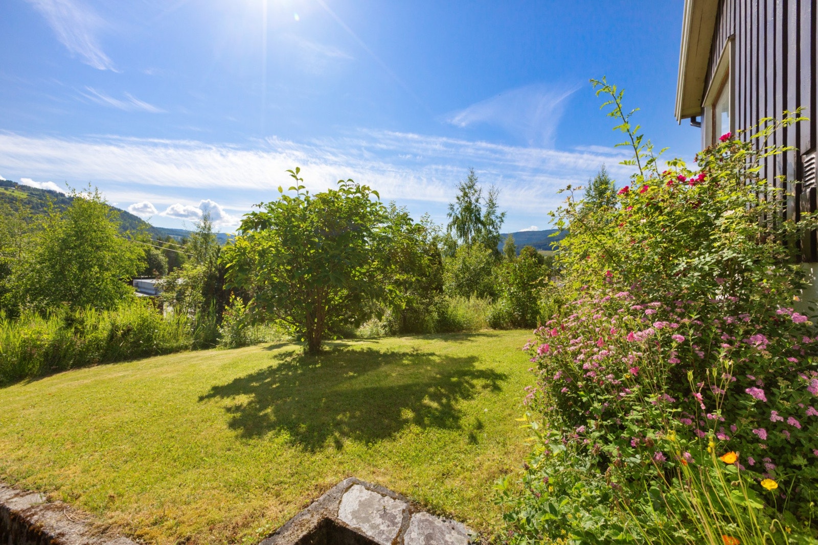 Boligen er fin for en barnefamilie med en tomt med plass til lek og moro! Galleribilde